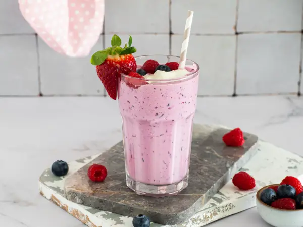 Frullato proteico con yogurt e mirtilli neri protein_shake_mit_beeren_12.jpg